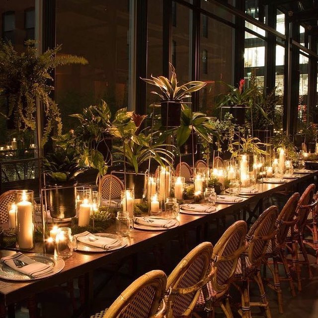 Outdoor inspo to bring life into table spaces. 🌿✨
c/o @normacohenproductions