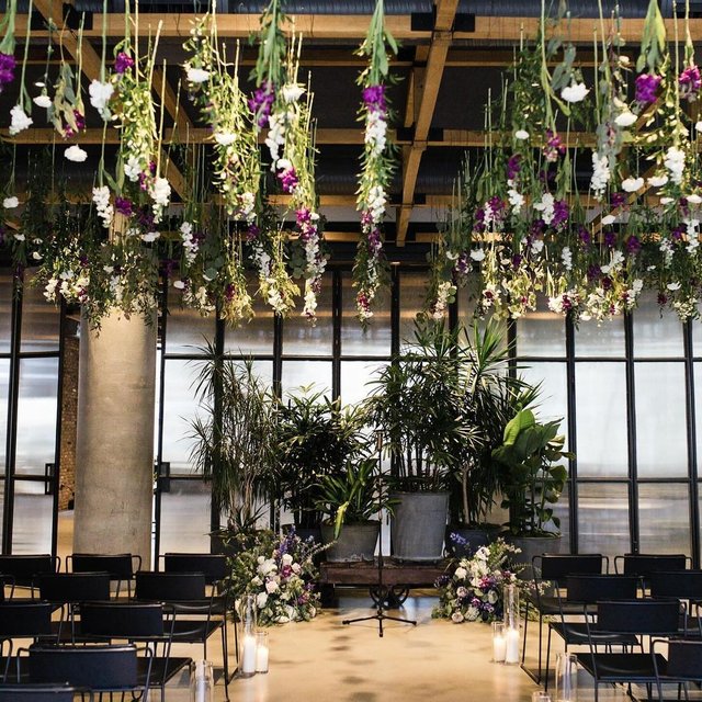 Floor to ceiling florals for your big day. 💐
c/o @brideandblossom